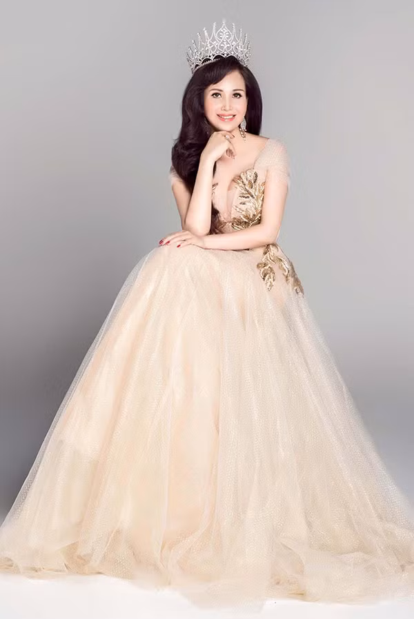 Hoa hau Viet Nam hon nhan vien man: Nguoi dep biet 4 ngoai ngu gio o dau?-Hinh-3