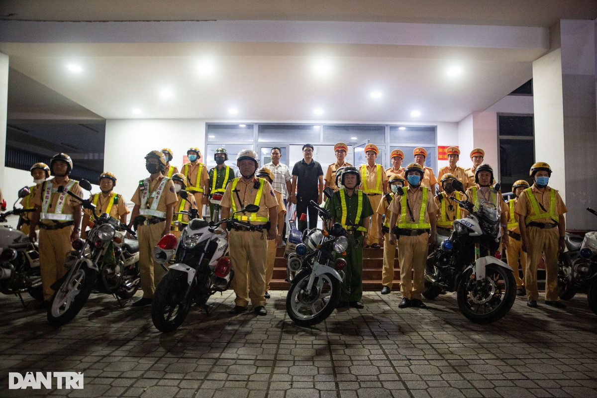 Dan nhau TP HCM doi pho CSGT khi bi kiem tra nong do con-Hinh-5