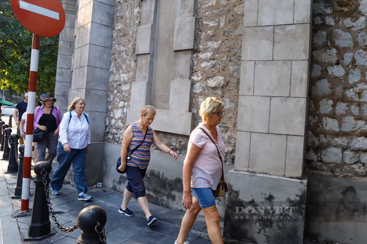 Thap nuoc Hang Dau truoc ngay mo cua don khach tham quan-Hinh-8