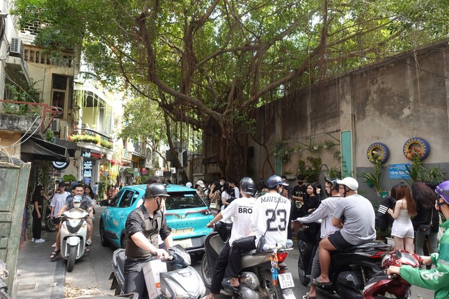 Buc tuong cu tren pho Au Trieu bong hot ran ran-Hinh-5