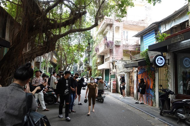 Buc tuong cu tren pho Au Trieu bong hot ran ran-Hinh-6