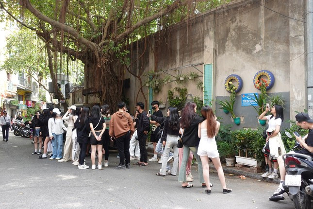 Buc tuong cu tren pho Au Trieu bong hot ran ran-Hinh-7