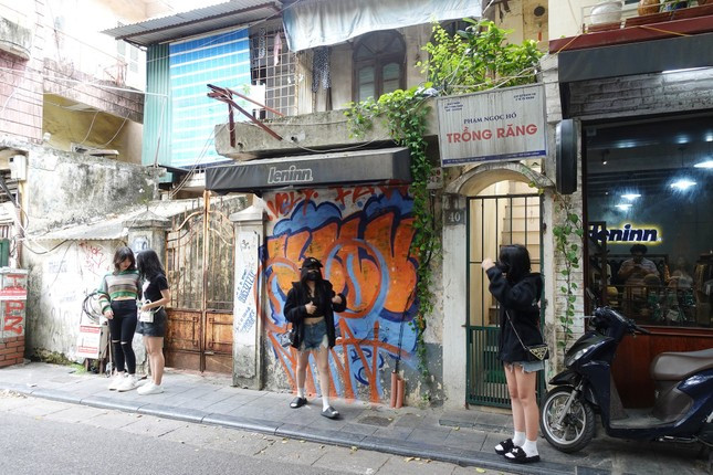 Buc tuong cu tren pho Au Trieu bong hot ran ran-Hinh-2