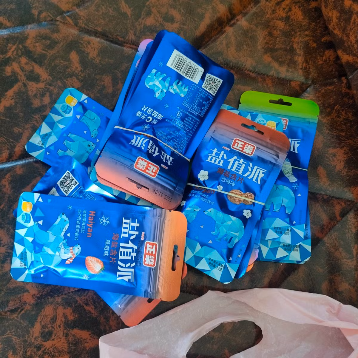 An keo mua ngoai cong truong, nhieu hoc sinh co bieu hien ngo doc