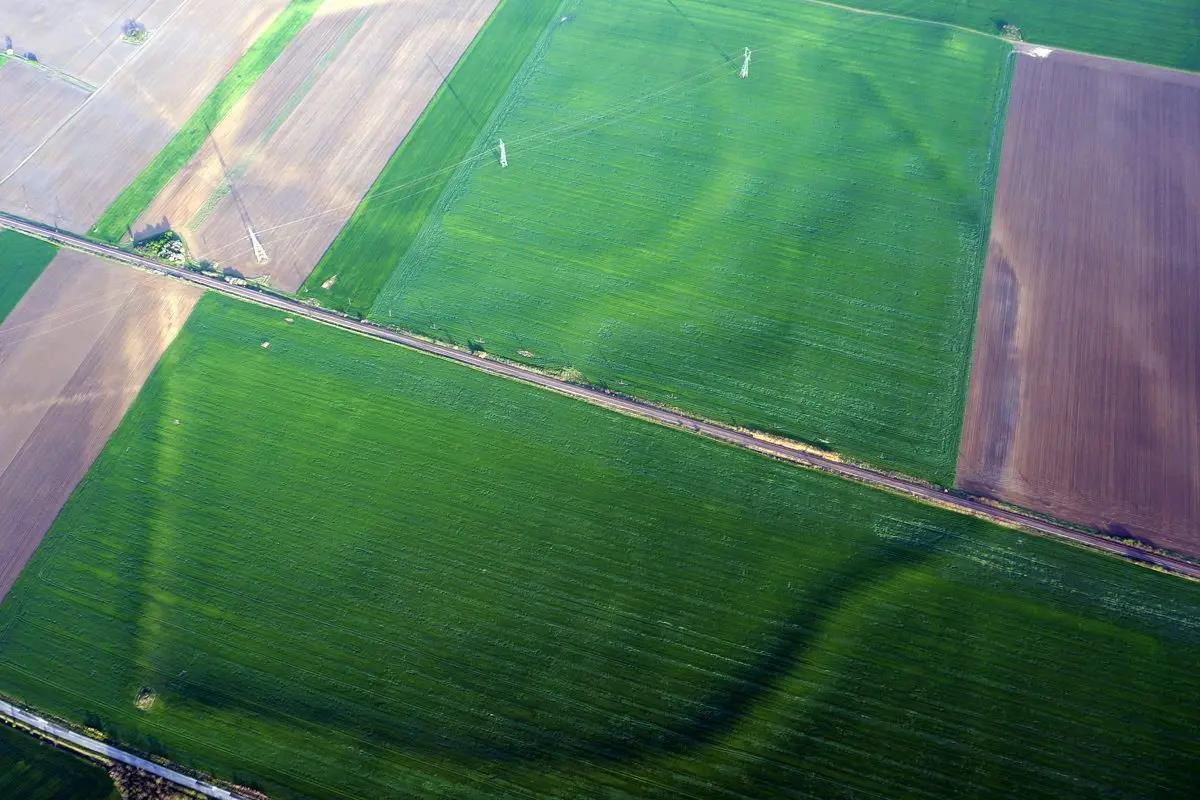 Soi bằng vệ tinh, 100 bóng ma 3.500 tuổi hiện ra giữa đồng Soi bang ve tinh, 100 bong ma 3.500 tuoi hien ra giua dong