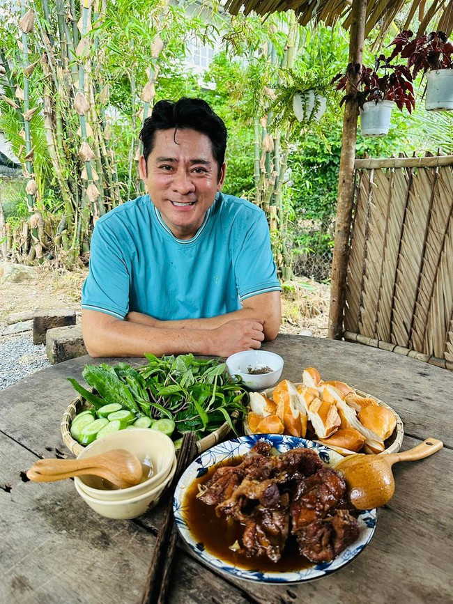 Nam dien vien ve Viet Nam dong phim, tuoi xe chieu lam nong dan la ai?-Hinh-10