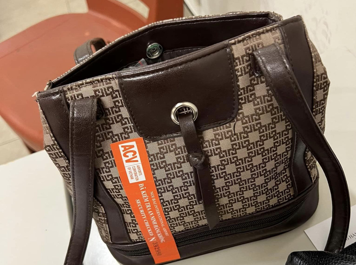 Hanh khach lien tiep bo quen vali, tui chua trieu ngoai te o san bay Noi Bai