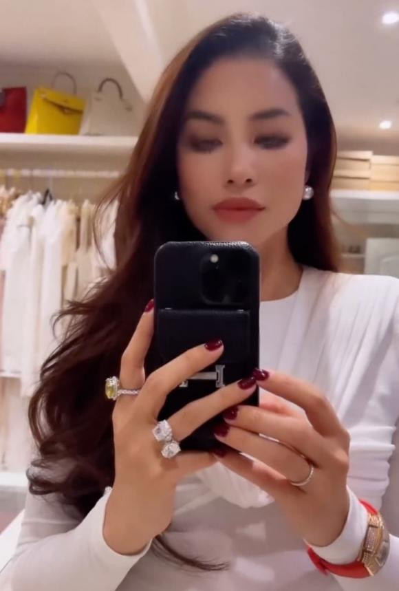 Hai chi tiết cho thấy Phạm Hương sống chuẩn phu nhân giàu có ở trời Tây ảnh 6 Hai chi tiết cho thấy Phạm Hương sống chuẩn phu nhân giàu có ở trời Tây ảnh 6