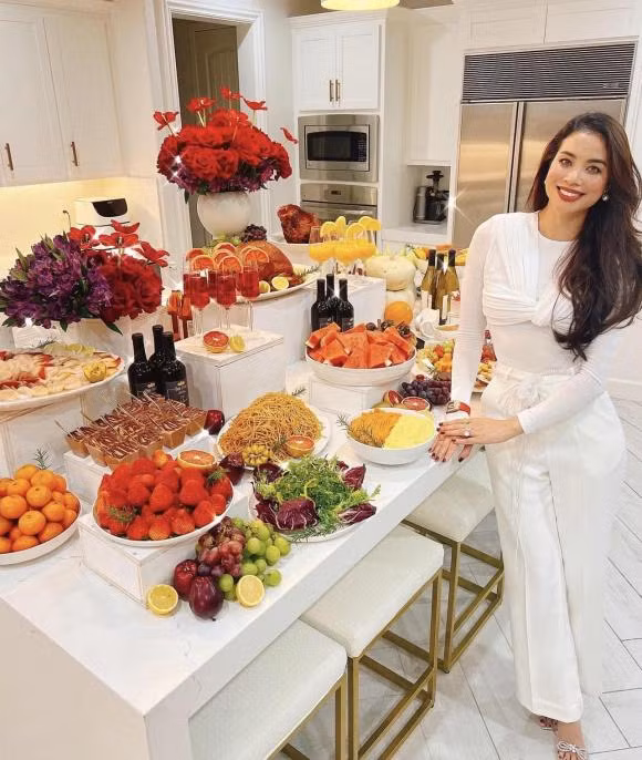 Hai chi tiết cho thấy Phạm Hương sống chuẩn phu nhân giàu có ở trời Tây ảnh 2