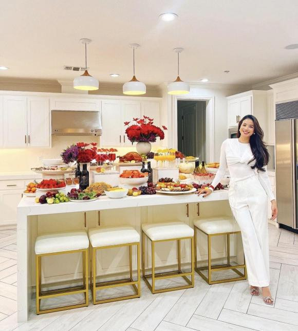 Hai chi tiết cho thấy Phạm Hương sống chuẩn phu nhân giàu có ở trời Tây ảnh 1 Hai chi tiết cho thấy Phạm Hương sống chuẩn phu nhân giàu có ở trời Tây ảnh 1