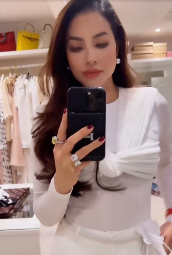 Hai chi tiết cho thấy Phạm Hương sống chuẩn phu nhân giàu có ở trời Tây ảnh 7 Hai chi tiết cho thấy Phạm Hương sống chuẩn phu nhân giàu có ở trời Tây ảnh 7