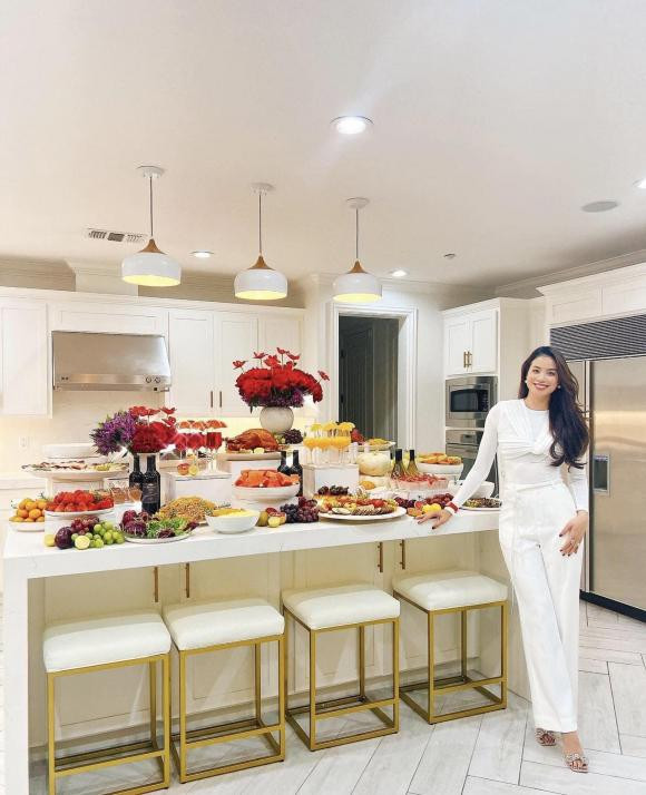 Hai chi tiết cho thấy Phạm Hương sống chuẩn phu nhân giàu có ở trời Tây ảnh 3 Hai chi tiết cho thấy Phạm Hương sống chuẩn phu nhân giàu có ở trời Tây ảnh 3