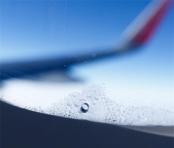 Tại sao cửa sổ máy bay lại có một lỗ nhỏ? ảnh 1 Tại sao cửa sổ máy bay lại có một lỗ nhỏ? ảnh 1