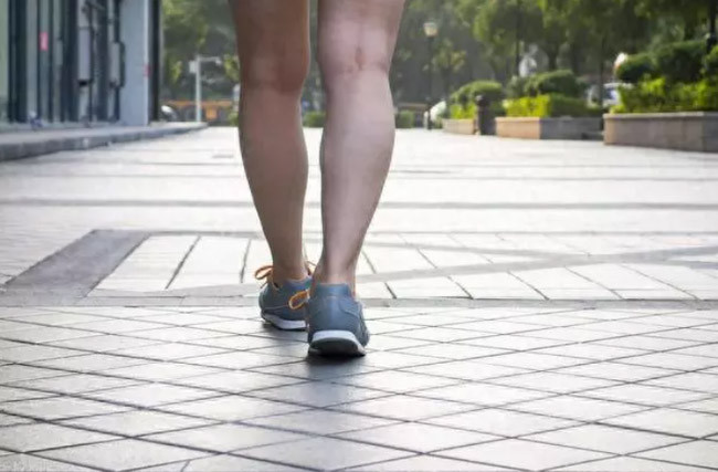 Muon biet mot nguoi song tho khong, hay nhin vao cach buoc di