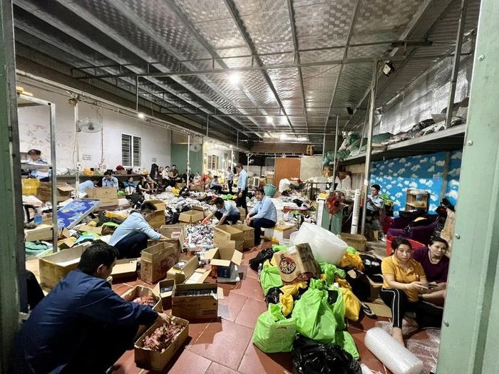 Dang livestream chot don thi bi bat qua tang ban hang gia