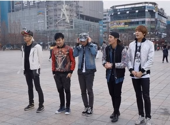 Hình ảnh đầu tiên về nhóm nhạc JJCC của Thành Long. Được biết các thành viên đều dưới độ tuổi 20 với chiều cao vượt trội 1m80.