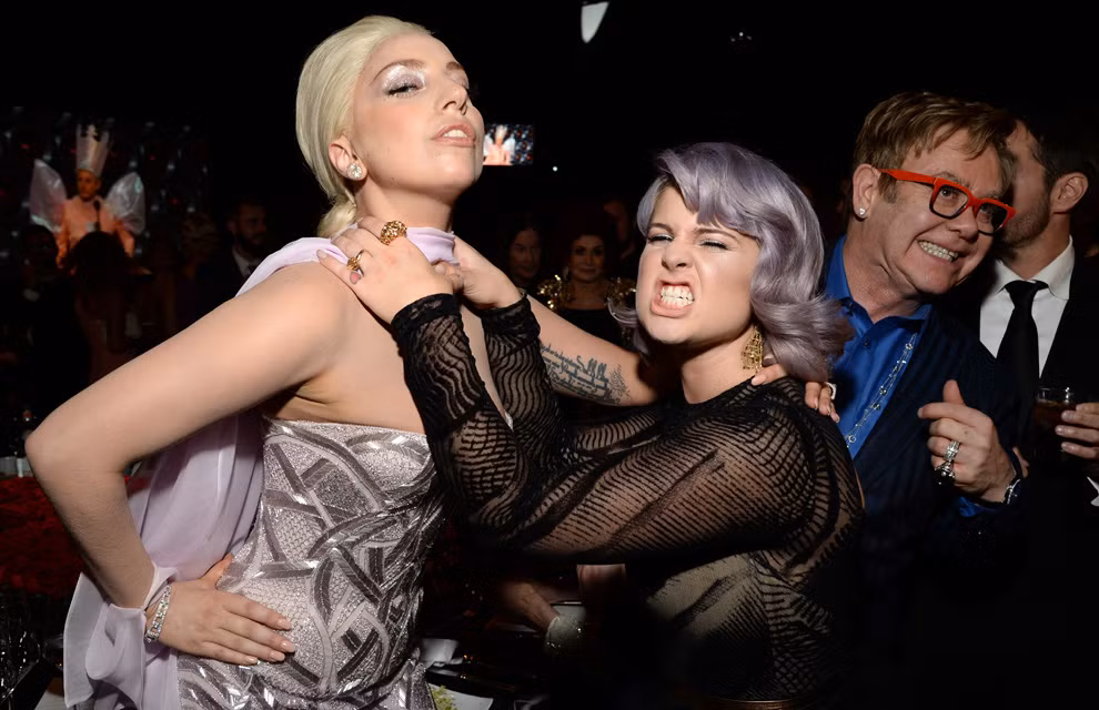 "Nhí nhố" dưới hàng ghế khách mời, bộ ba Lady Gaga, Kelly Osbourne và Elton John khoe hình chụp chung đầy hài hước.