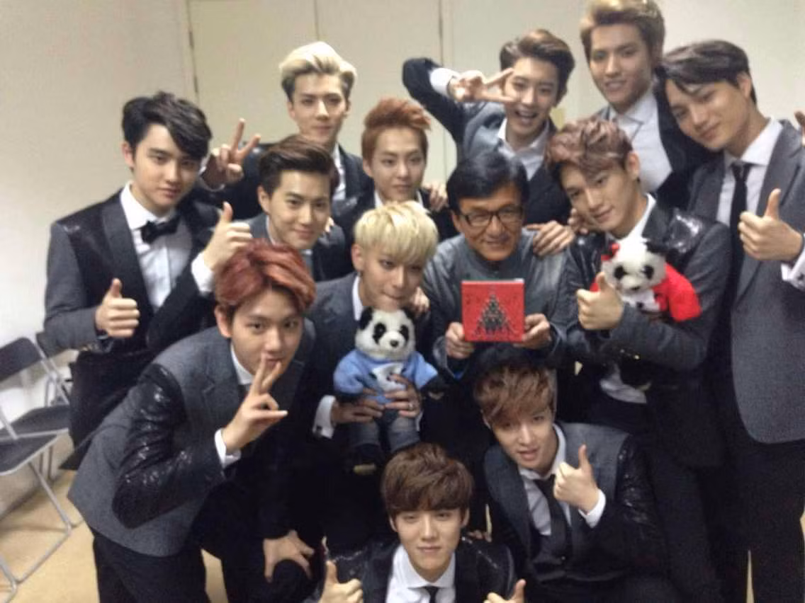 Thành Long chụp hình cùng nhóm nhạc EXO Hàn Quốc.