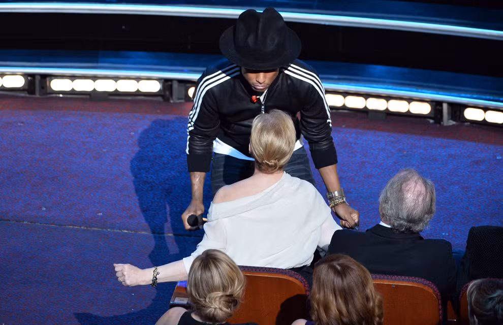 Nữ diễn viên Meryl Streep có vẻ vẫn còn khá "sung" ở tuổi 65 khi bà không ngừng lắc lư theo điệu nhảy của nam ca sĩ Pharrel Williams.