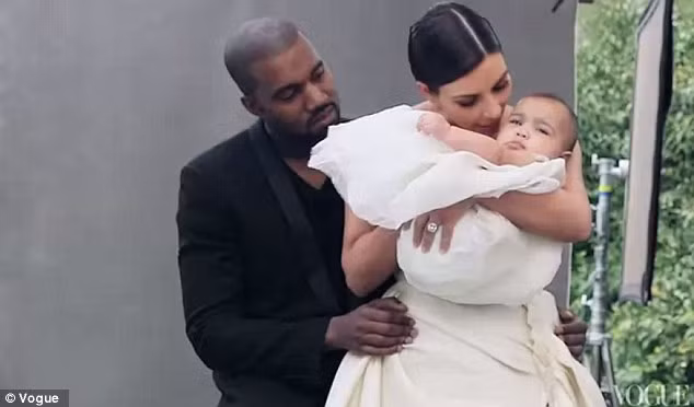 Kim và Kanye âu yếm cô con gái xinh xắn North tại hậu trường buổi chụp hình.
