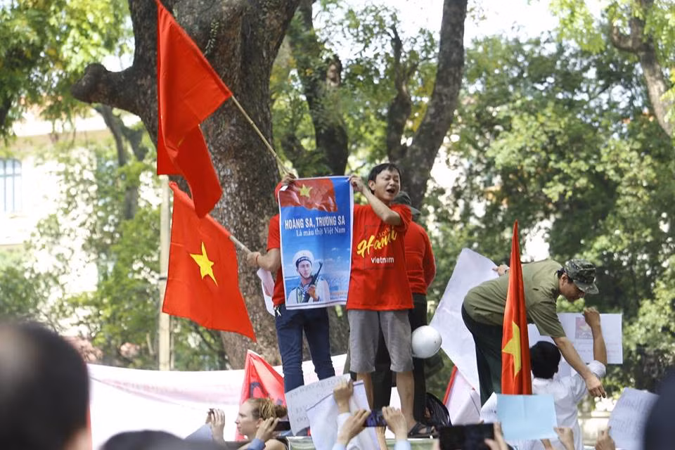 Khoảng 10h, người tuần hành tập trung trước Đại sứ quán Trung Quốc tại Hà Nội tương đối đông. Ảnh: FB Như Ý.