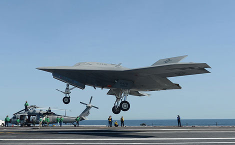 X-47B là UAV đầu tiên trên thế giới cất hạ cánh thành công trên tàu sân bay.