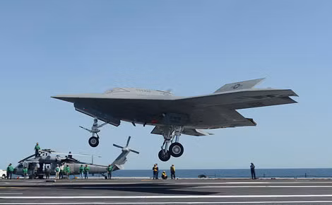 X-47B là UAV đầu tiên trên thế giới cất hạ cánh thành công trên tàu sân bay.