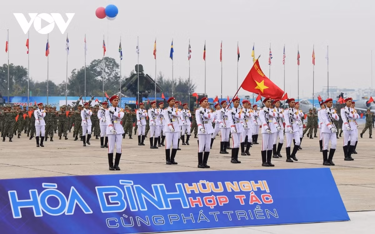 Xem tong duyet Trien lam Quoc phong quoc te Viet Nam 2024