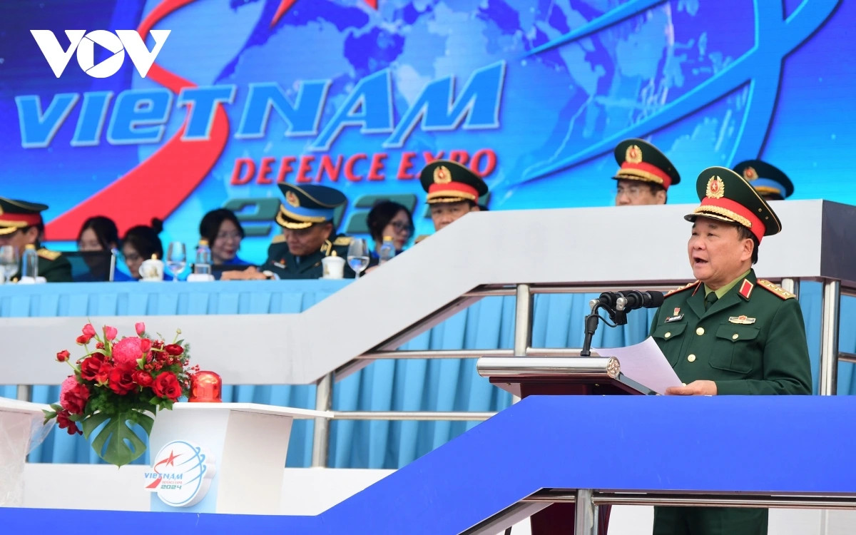 Sau buổi tổng duyệt, Thượng tướng Hoàng Xuân Chiến - Thứ trưởng Bộ Quốc phòng đã khen ngợi và động viên các cán bộ, chiến sĩ tham gia chuẩn bị cho Triển lãm Quốc phòng quốc tế Việt Nam 2024, đồng thời đưa ra những góp ý để buổi lễ chính thức diễn ra thành công.