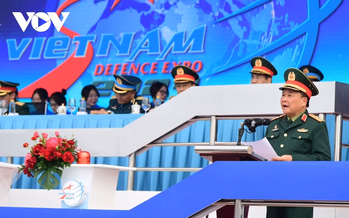 Sau buổi tổng duyệt, Thượng tướng Hoàng Xuân Chiến - Thứ trưởng Bộ Quốc phòng đã khen ngợi và động viên các cán bộ, chiến sĩ tham gia chuẩn bị cho Triển lãm Quốc phòng quốc tế Việt Nam 2024, đồng thời đưa ra những góp ý để buổi lễ chính thức diễn ra thành công.