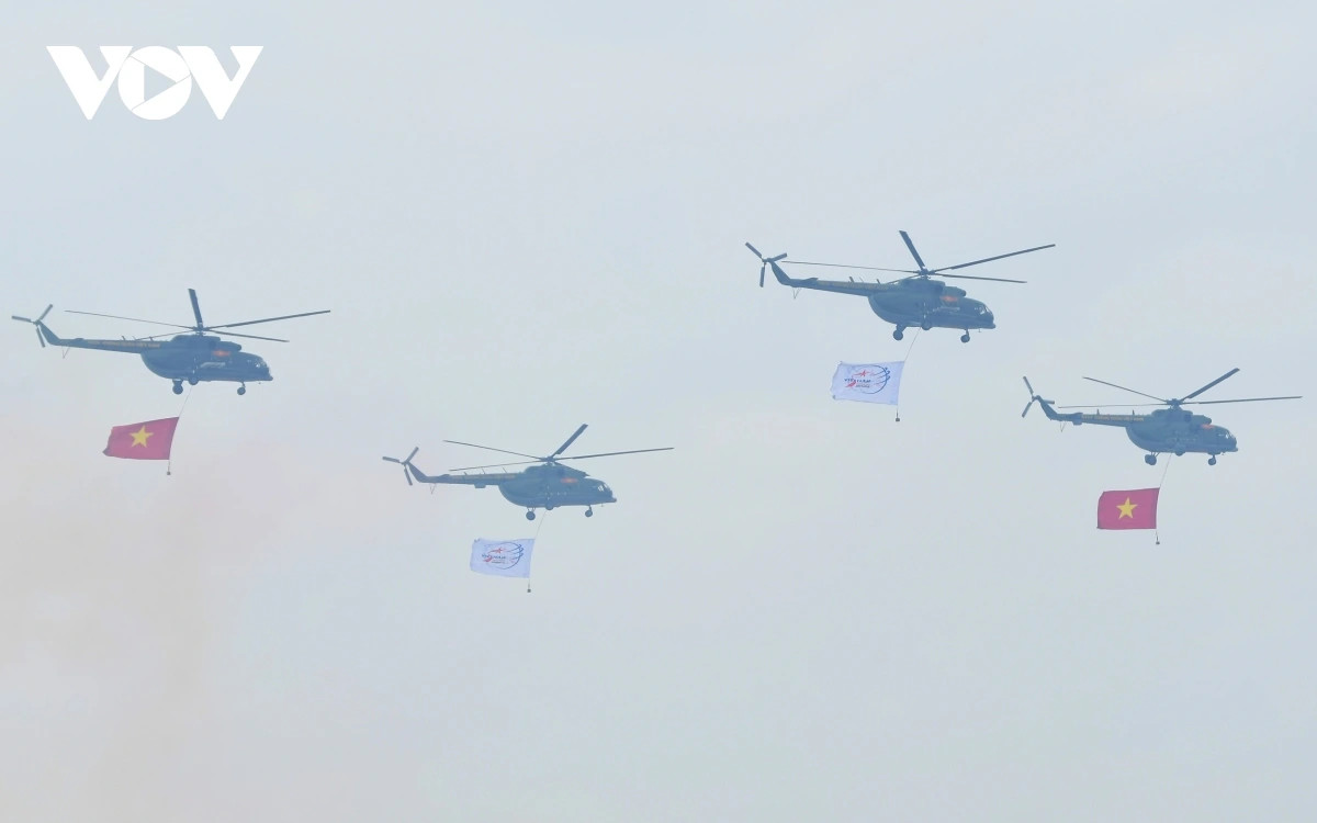 Ngay sau lễ chào cờ, Không quân Việt Nam bay chào mừng với 7 trực thăng biểu diễn kéo cờ Tổ quốc, cờ triển lãm qua khán đài sân bay Gia Lâm.