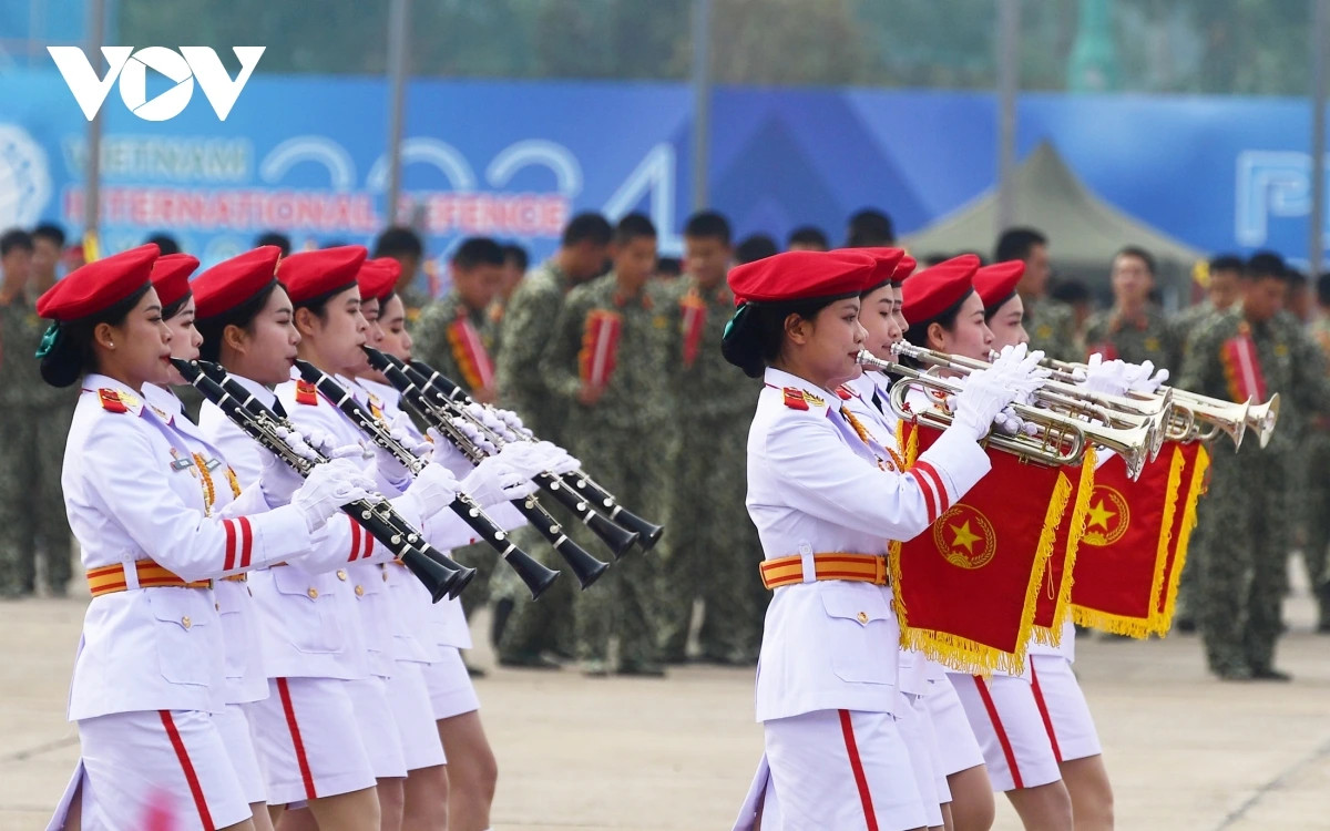 Trong khi các máy bay trình diễn trên bầu trời, dưới đất các lực lượng diễu hành và thực hiện những màn trình diễn đặc sắc.