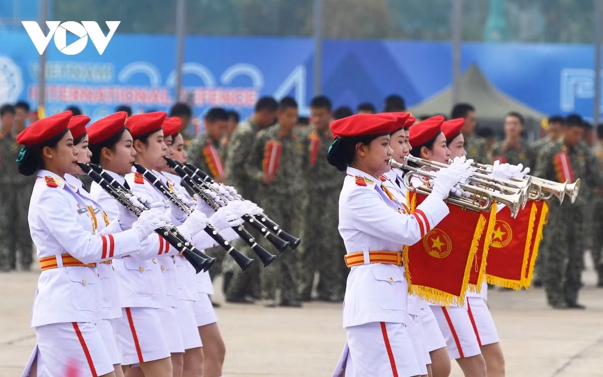 Trong khi các máy bay trình diễn trên bầu trời, dưới đất các lực lượng diễu hành và thực hiện những màn trình diễn đặc sắc.