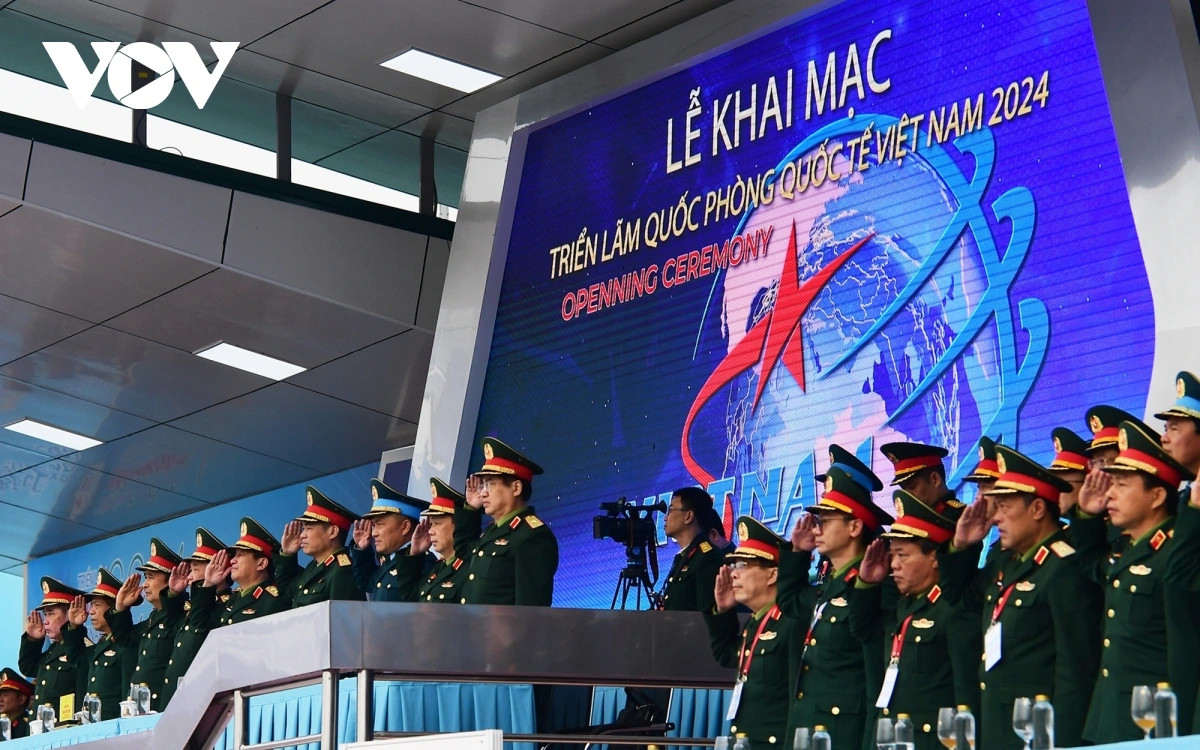 Các đại biểu tham dự buổi Tổng duyệt Triển lãm Quốc phòng quốc tế Việt Nam 2024 thực hiện nghi thức chào cờ.