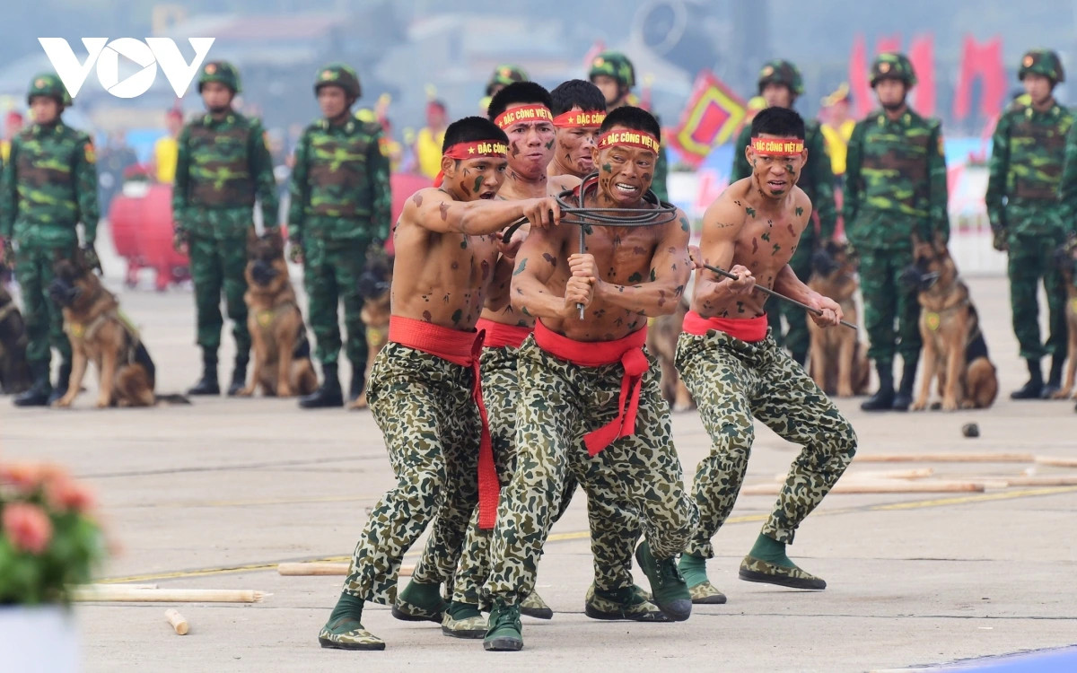 Các chiến sĩ đặc công trình diễn võ thuật tại tổng duyệt Triển lãm Quốc phòng quốc tế Việt Nam 2024