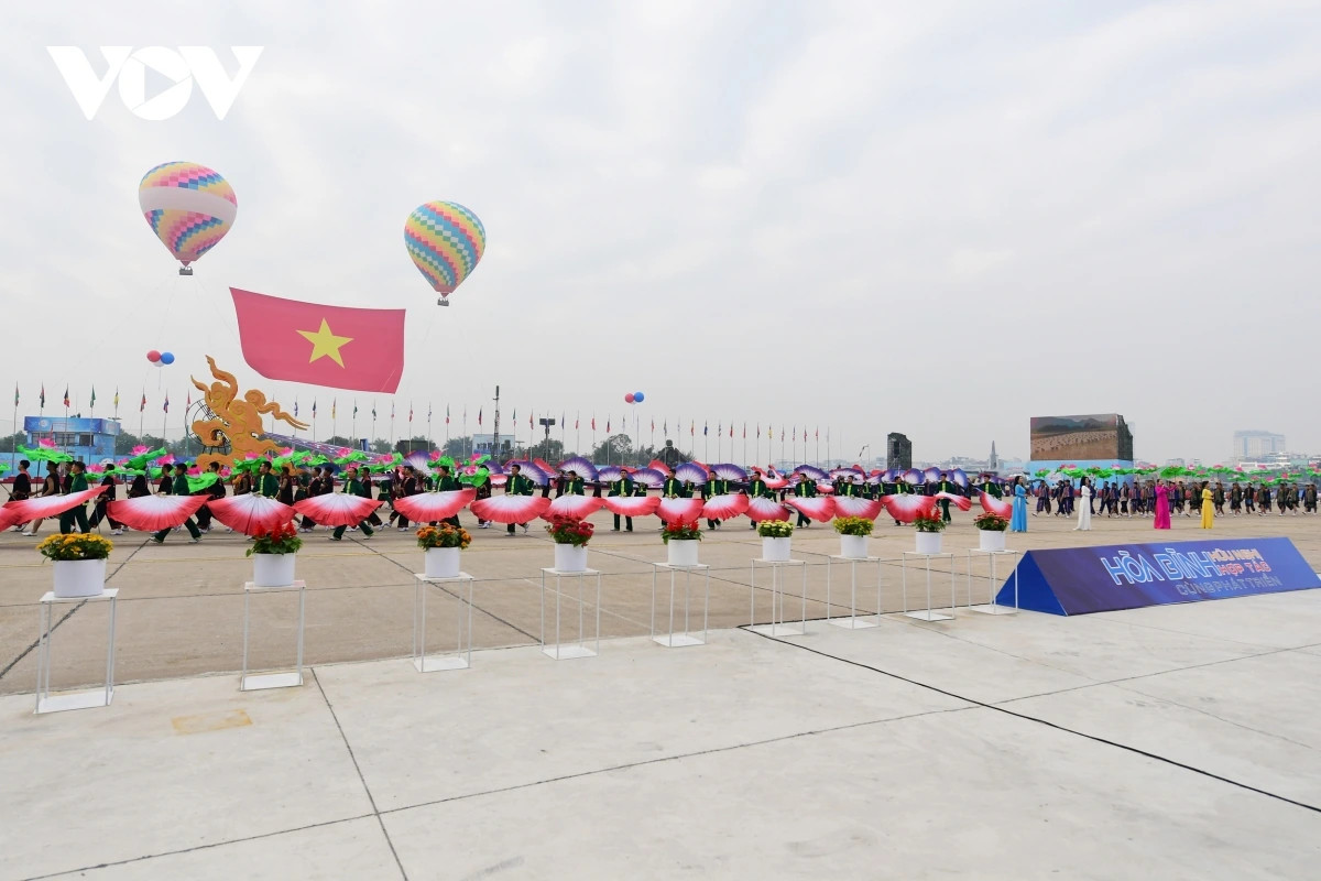 Chương trình lễ khai mạc Triển lãm Quốc phòng quốc tế Việt Nam 2024 có chủ đề "Việt Nam - Hòa bình - Hợp tác - Phát triển" với 2.000 cán bộ, chiến sĩ Quân đội nhân dân Việt Nam biểu diễn. Lễ khai mạc có thời lượng khoảng 1 giờ đồng hồ gồm chương trình nghệ thuật và buổi lễ chính.