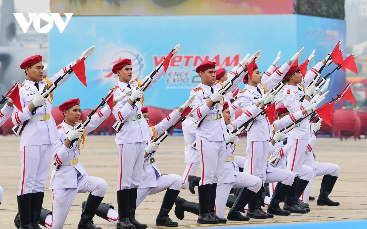 Lực lượng tiêu binh trình diễn múa súng tại tổng duyệt Triển lãm Quốc phòng quốc tế Việt Nam 2024.