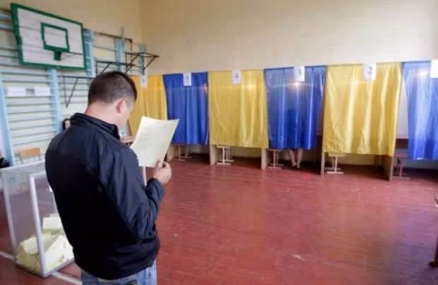 Những cử tri Ukraine đi bỏ phiếu bầu đại biểu Quốc hội.