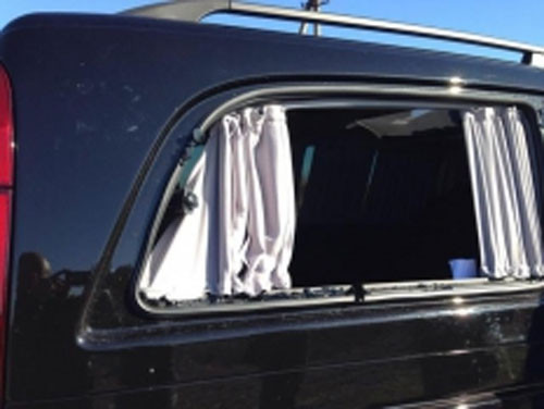 Xe chở các ứng viên Quốc hội bị tấn công.