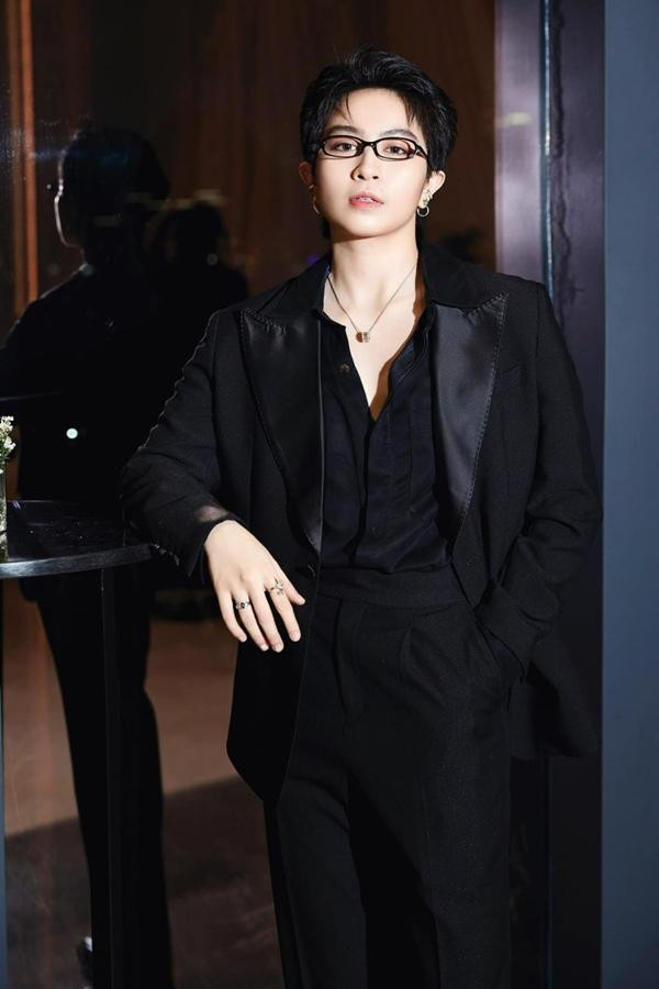 ới giọng hát truyền cảm và phong cách đa dạng, Gil Lê ghi dấu ấn qua các ca khúc hit như “Người mình yêu chưa chắc đã yêu mình” (2019) và “Sao người ta nỡ làm mình đau” (2020). Cuối năm 2022, Gil Lê trở thành Quán quân The Heroes. Ảnh: FBNV