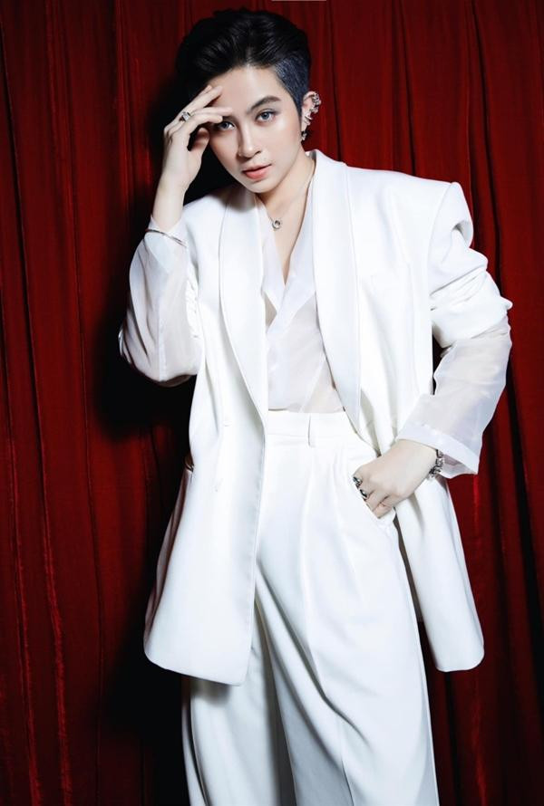 ên cạnh sự nghiệp nghệ thuật, đời tư của Gil Lê luôn thu hút sự chú ý, đặc biệt với vẻ ngoài cá tính mạnh mẽ, ca sĩ từng vướng nhiều tin đồn tình cảm với các mỹ nhân Việt.