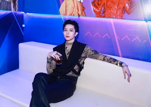 Gil Lê từng là rapper của nhóm X5 và để lại dấu ấn trong cộng đồng underground Sài Gòn với hình tượng B-Girl cá tính. Hiện, Gil Lê là thành viên duy nhất tiếp tục hoạt động nghệ thuật sau khi nhóm tan rã.