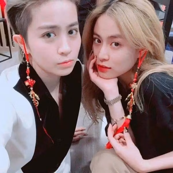 Gil Lê và Hoàng Thùy Linh từng khiến công chúng xôn xao với những hình ảnh thân thiết và tin đồn sống chung. Tuy nhiên, từ đầu năm 2023, đã xuất hiện dấu hiệu cho thấy mối quan hệ này đã rạn nứt.