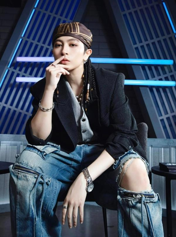 ##b###Gil Lê tên thật là Lê Thanh Trúc, sinh năm 1991, là một nghệ sĩ đa tài, thành công với nhiều vai trò khác nhau: MC, ca sĩ và diễn viên.