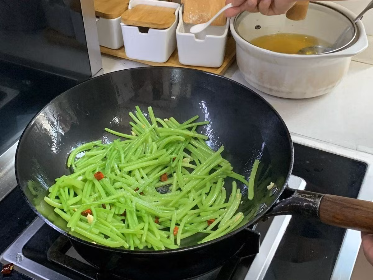 Dung chi an la, cong cua loai rau nay dai bo, giup nhuan trang-Hinh-8