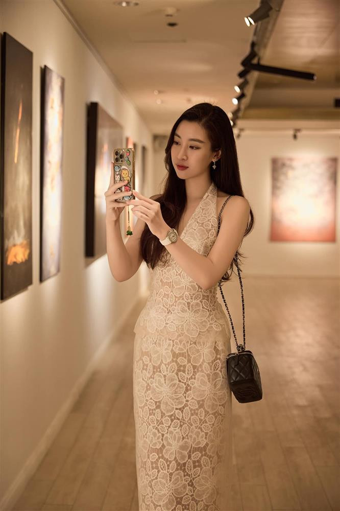 Sau 2 năm về nhà chồng, Hoa hậu Việt Nam 2018 ngày càng được khen ngợi về nhan sắc, phong thái. Cô ghi điểm với phong cách kín đáo nhưng không kém phần sang trọng, thanh lịch.