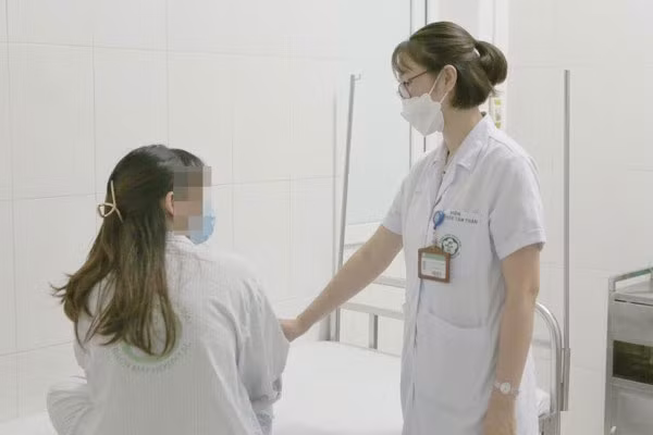 Co gai nhap vien vi chung vui ve qua muc, ham muon tinh duc