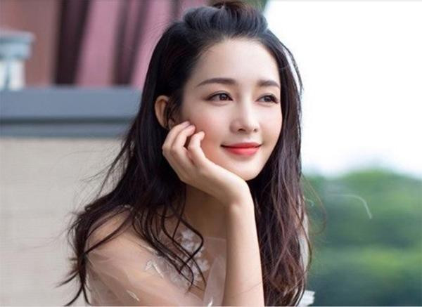 ược biết, bí quyết chăm sóc da của người đẹp này là: uống nhiều nước. Cô còn ăn nhiều hoa quả và uống canh để bổ sung dinh dưỡng cho làn da.