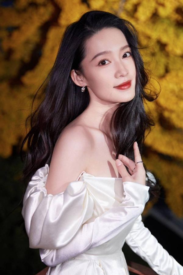 goài ra, nàng Hàm Hương xinh đẹp còn dùng tinh dầu chiết xuất từ thiên nhiên để mát-xa giúp chống lão hóa da rất hiệu quả. Chỉ cần nhỏ vài giọt tinh dầu, rồi mát-xa đều khắp mặt sẽ giúp bạn sở hữu làn da săn chắc, đầy sức sống.