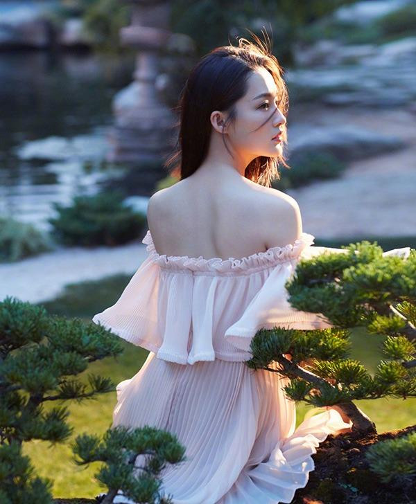 ên cạnh đó, Lý Thấm có thói quen tắm hay rửa mặt bằng nước nóng có khả năng lấy đi các loại dầu và lớp sừng có tác dụng duy trì sự đàn hồi của da. Vì vậy, khi tắm, Lý Thấm chỉ dùng nước ấm vừa phải. Đây chính là phương pháp quan trọng giúp bạn bảo vệ làn da.